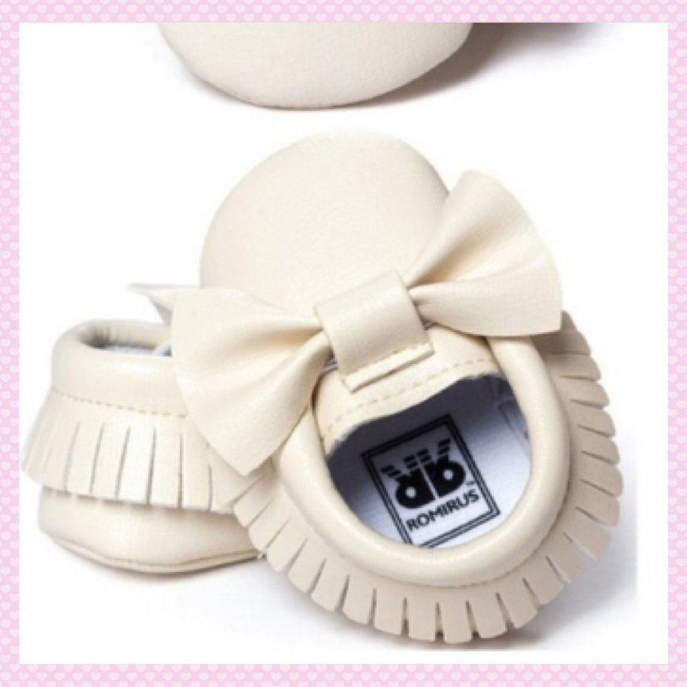 🎉HP🎉NWT, Too Cute Infant Moccasins in Ivory - 6-12m - Picture 2 of 2